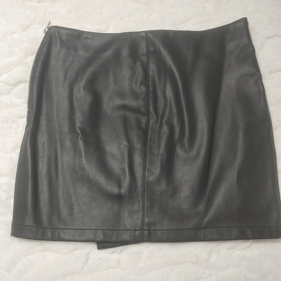 Lulus Black Vegan Leather Mini Skirt With Silver Zipper Details S - Picture 5 of 13